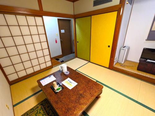 room detail thumbnail 2