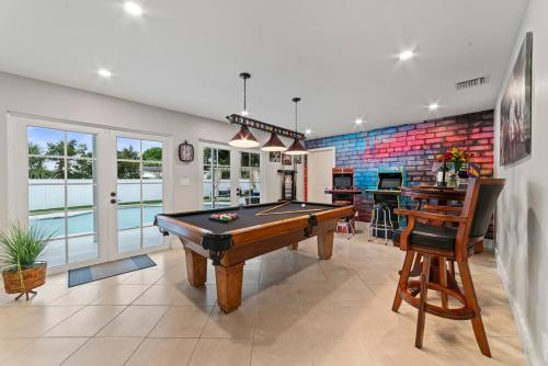 Paradise Villa, Luxury Retreat !! 7BD,Heated Pool, Games, Beach near in West Palm Beach, USA