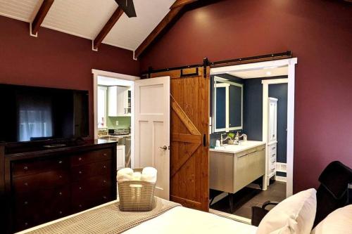 Walkable Elmwood Cottage, No Chores 2Bath 2BR 1Car in Buffalo, USA