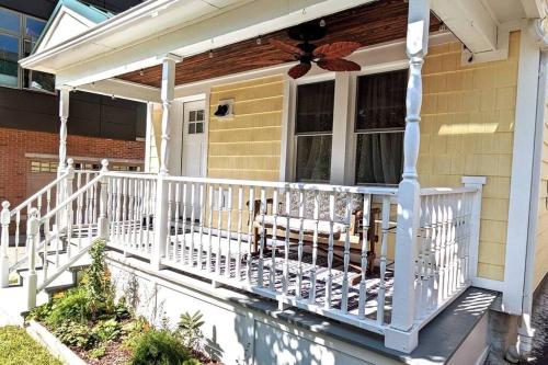 A szálláshely kívülről, Walkable Elmwood Cottage, No Chores 2Bath 2BR 1Car near Blue Sky Mausoleum