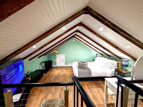 Walkable Elmwood Cottage, No Chores 2Bath 2BR 1Car near Blue Sky Mausoleum