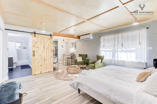 The Moose #6 - Modern Luxe Studio with Free Parking & King Bed in Memphis, USA