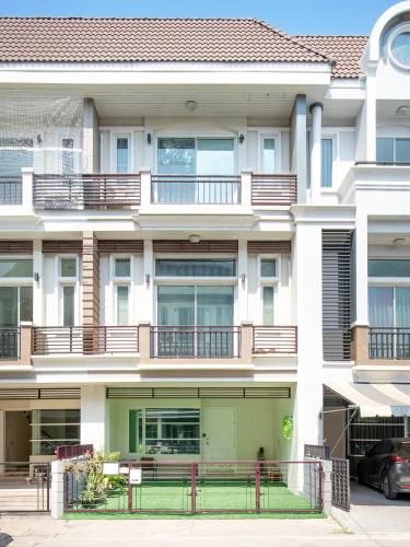 Exterior view, AreeHouse 曼谷 300平方 獨棟別墅 家庭首選 近7-11 超市 MRT near Tawan Daeng German Beer Brewery and Restaurant