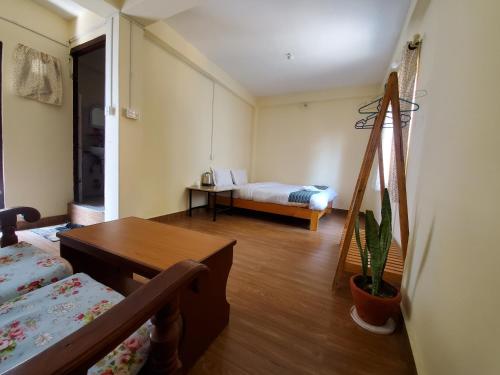 Standard Double Room image 3