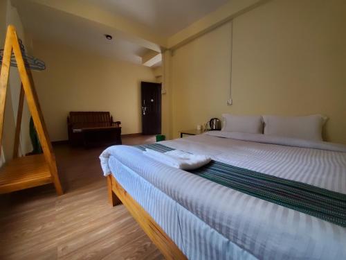 Standard Double Room image 2