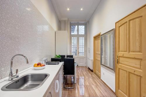 Royale Apartment - image 10