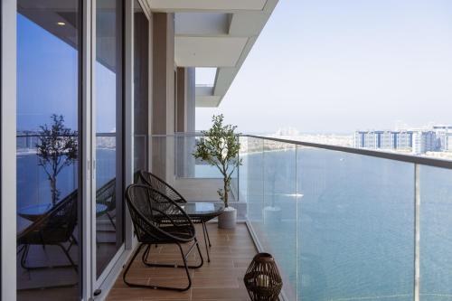 Beachfront Elegant 2BD Condo with Breathtaking Views -15AB01, Dubái