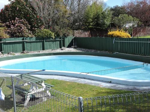 Swimmingpool, Maple Lodge Motel in Matamata