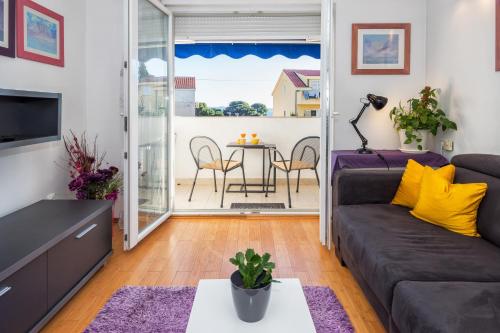 Sunny 1BD near Firule Beach - Balcony & Peaceful Stay, Split