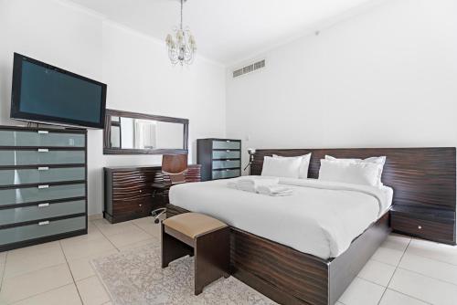 StoneTree - 3BR + Maid's Room near Burj Khalifa and Fountain, Dubai (photo 7)