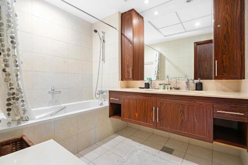 StoneTree - 3BR + Maid's Room near Burj Khalifa and Fountain - image 7