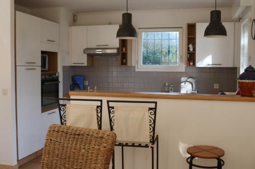 Kitchen, esterel-plage in Saint-Raphael
