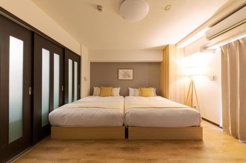 Deluxe Twin Room image 8