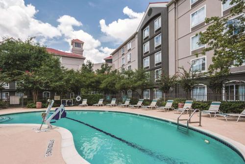 La Quinta Inn & Suites by Wyndham Houston Bush Iah South