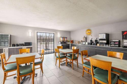 餐飲選擇, 安東尼奧拉克蘭溫德姆拉昆塔酒店 (La Quinta Inn by Wyndham San Antonio Lackland) in 拉克蘭