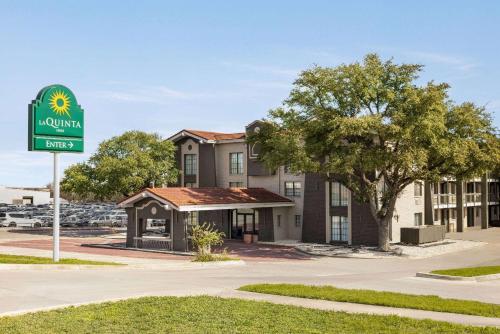 La Quinta Inn by Wyndham San Antonio I-35 N at Toepperwein - main image