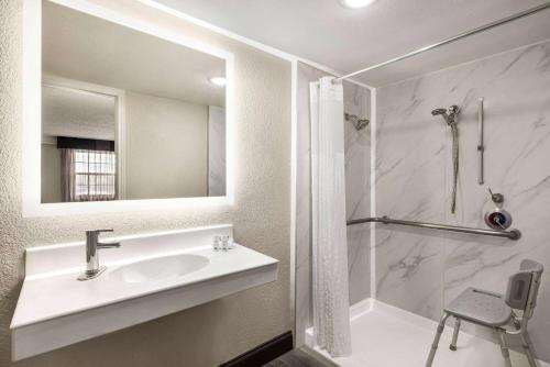 La Quinta Inn by Wyndham San Antonio I-35 N at Toepperwein - image 7