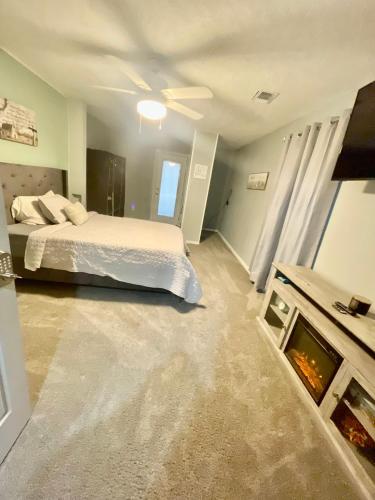 Great place in the country Suite B- shared main space in Montgomery, USA
