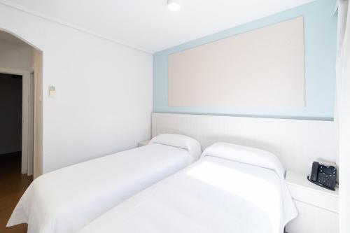 Twin Room image 5