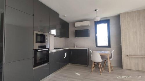 kuhinja, Central, brand new apart with parking in Strumsko Industrial Zone