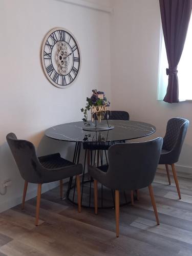 Two-Bedroom Apartment room in Apartmani Delač