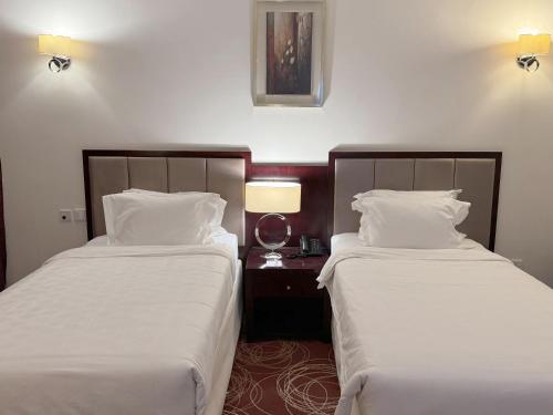 Standard Twin Room image 5