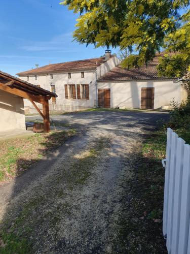 maison 2 chambres au calme - Location saisonnière - Saint-Bonnet-sur-Gironde