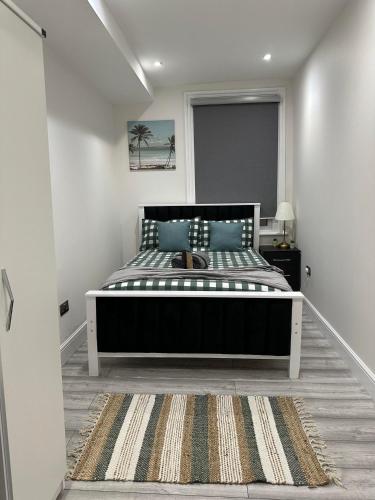 Studio Sleeps 3 near Ealing Broadway