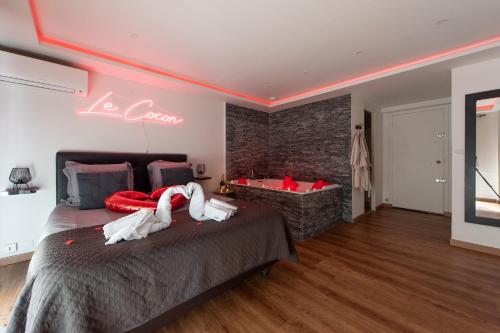 LE COCON- Jacuzzi & Sauna privés By SweetDreams, Le Cannet