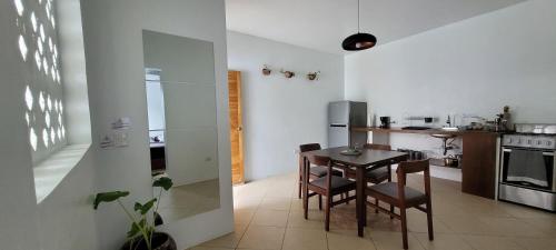 Кухня, Modern Luxury Apartment In town and Peaceful with AC and hot water in Сан-Хуан-дель-Сур
