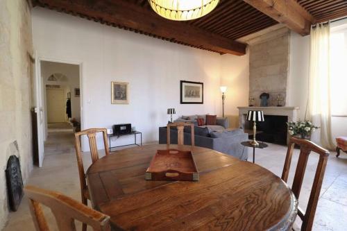 Uzès Place aux Herbes Elégance Renaissance (Uzes Place aux Herbes Elegance Renaissance) in Uzes