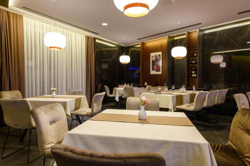 Restaurante, Seraphine Plaza in Peje
