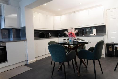 Spacious 5 bedroom house by Ideel Apartment for contractors in Milton Keynes free parking