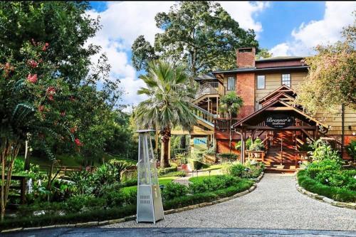 Contemporary Villa: Memorial park, Houston heights near Beer Can House