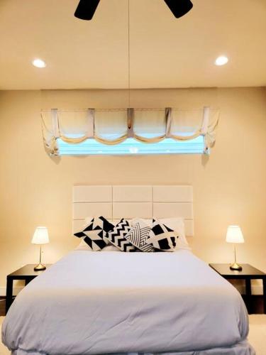 Contemporary Villa: Memorial park, Houston heights near Beer Can House