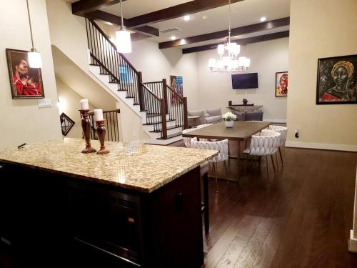 Contemporary Villa: Memorial park, Houston heights near Beer Can House