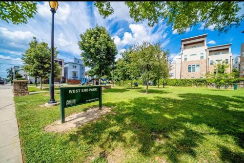 Contemporary Villa: Memorial park, Houston heights near Beer Can House