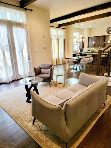 Contemporary Villa: Memorial park, Houston heights near Beer Can House