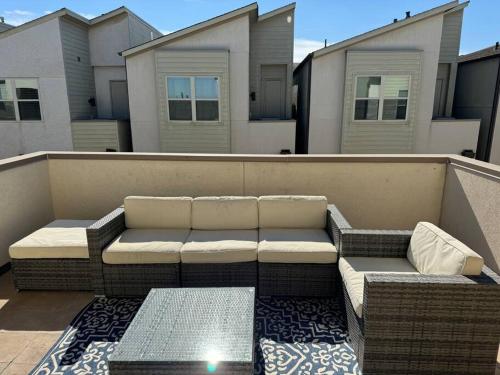 Contemporary Villa: Memorial park, Houston heights near Beer Can House