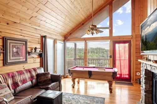 Views I Mins To Dollywood I Hot Tub I Pool Table