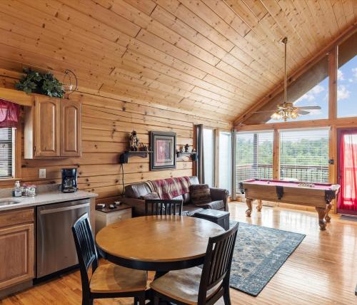 Smoky Cabin Near Dollywood with Hot Tub & Views in Pigeon Forge (TN)