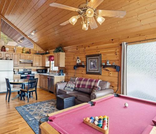 Smoky Cabin Near Dollywood with Hot Tub & Views in Pigeon Forge (TN)