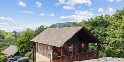 Smoky Cabin Near Dollywood with Hot Tub & Views in Pigeon Forge (TN)