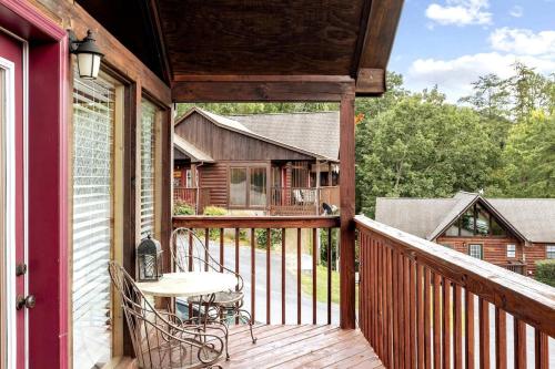Smoky Cabin Near Dollywood with Hot Tub & Views in Pigeon Forge (TN)