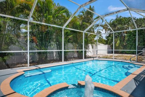 Bloom Lagoon! Tropical home with heated pool and grill! Pet Friendly!