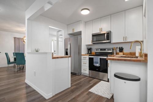 Bloom Lagoon! Tropical home with heated pool and grill! Pet Friendly! in Bradenton, USA