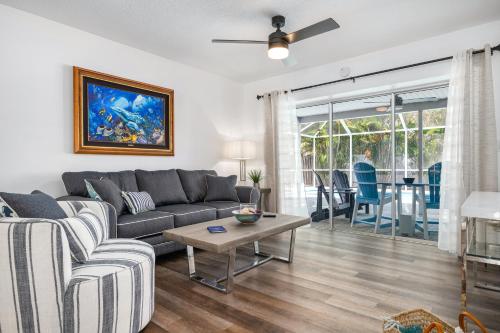 Bloom Lagoon! Tropical home with heated pool and grill! Pet Friendly! in Bradenton, USA