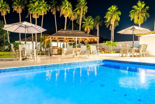 75 Palms! Sleeps 23! Luxury 1 acre lot Pool and Spa, Putting Green & Game Room! in Bradenton, USA