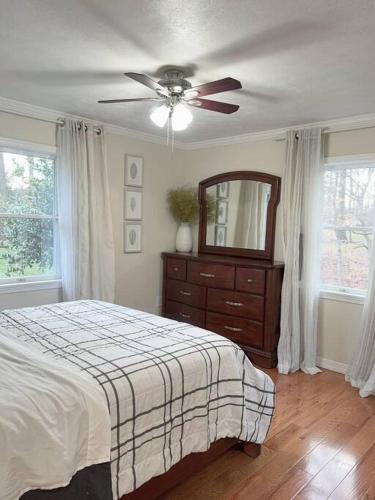 4 bds-3bths- 12 minutes to Dulles Airport in Sterling, USA
