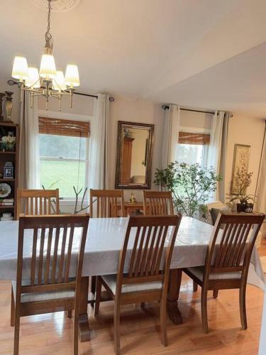 4 bds-3bths- 12 minutes to Dulles Airport in Sterling, USA